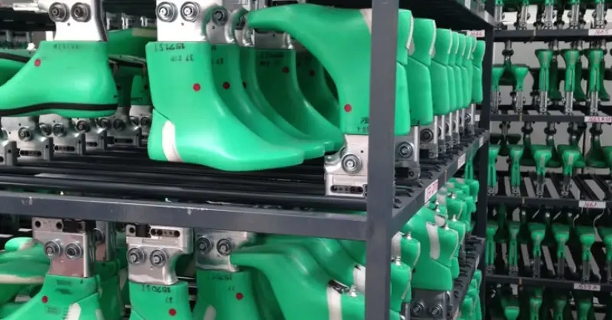 Choosing the Right Shoe Manufacturer in 2025: From the USA to Global Custom Solutions